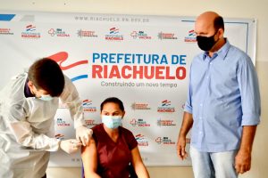 Técnica de Enfermagem recebe a primeira dose da vacina contra a Covid-19 em Riachuelo